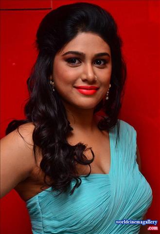 Manisha Yadav Hot Stills in Trisha  illaina Nayanthara  - World Cinema Gallery