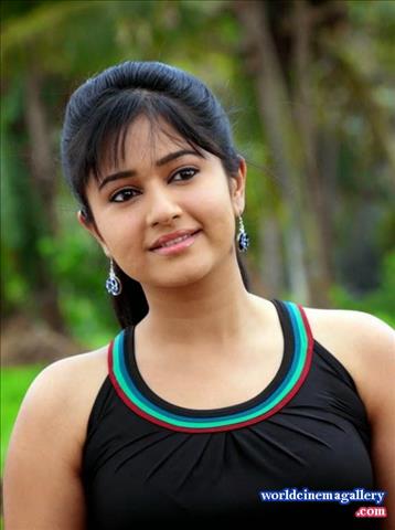 Poonam Bajwa in Muthina Kathirikai