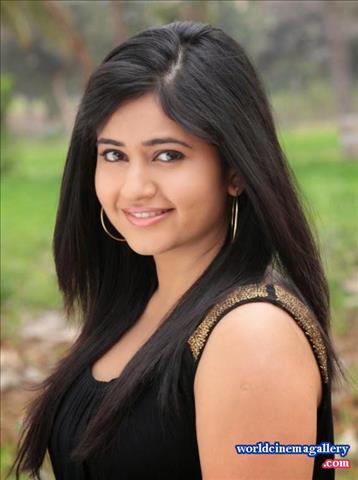 Poonam Bajwa in Muthina Kathirikai