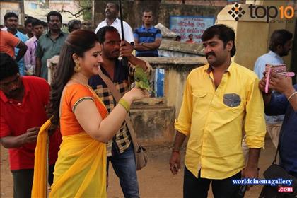 Poonam Bajwa in Muthina Kathirikai