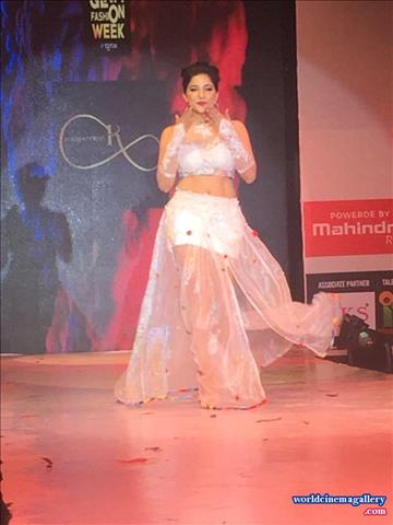 Sakshi Agarwal Stills at Orayiramkinakkalal movie Promotion