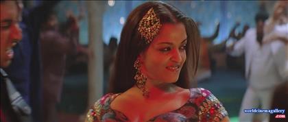 Aishwarya Rai in Kajra Re Item Songs from Bunty Aur Babli Movie