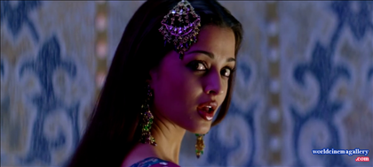 Aishwarya Rai in Kajra Re Item Songs from Bunty Aur Babli Movie