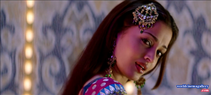 Aishwarya Rai in Kajra Re Item Songs from Bunty Aur Babli Movie
