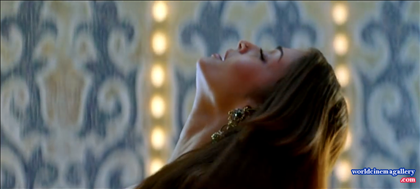 Aishwarya Rai in Kajra Re Item Songs from Bunty Aur Babli Movie