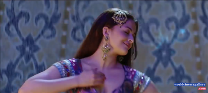 Aishwarya Rai in Kajra Re Item Songs from Bunty Aur Babli Movie