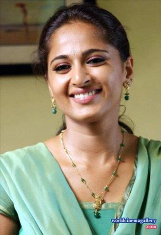 Anushka shetty Stills in Singam Movie