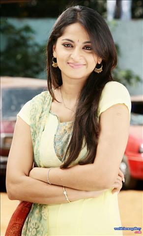 Anushka shetty Stills in Singam Movie
