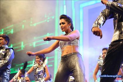 Catherine Tresa Hot Dance Performance At Filmfare Awards 2016