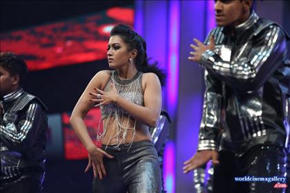 Catherine Tresa Hot Dance Performance At Filmfare Awards 2016