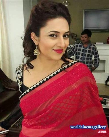 Divyanka Tripathi Saree Stills