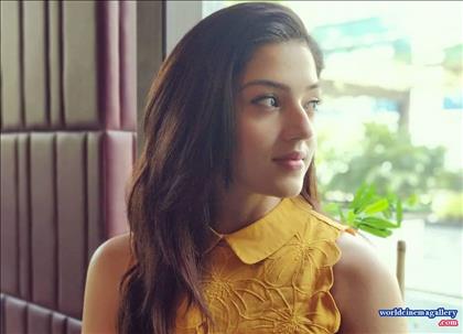 Mehreen Pirzada Stills At Zee Apsara Awards 2018