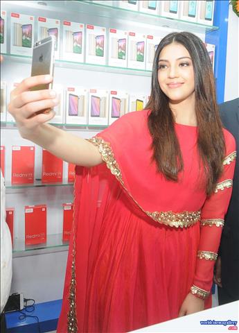 Mehreen Pirzada Stills At Zee Apsara Awards 2018