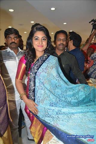 Niveda Thomas
