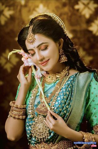 Parvatii Nair Green Saree Stills