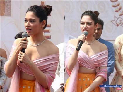 Tamanna Hot Stills in Cameraman Gangatho Rambabu