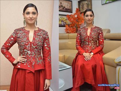 Tamanna Hot Stills in Cameraman Gangatho Rambabu