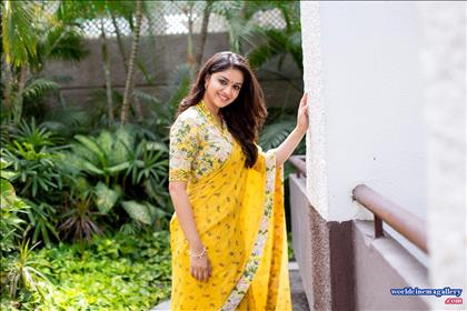 Keerthy Suresh Stills At Nadigaiyar Thilagam Movie