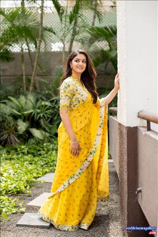 Keerthy Suresh Stills At Nadigaiyar Thilagam Movie