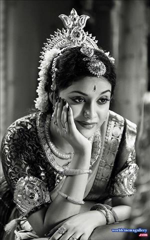 Keerthy Suresh Stills in Nadigaiyar Thilagam Movie