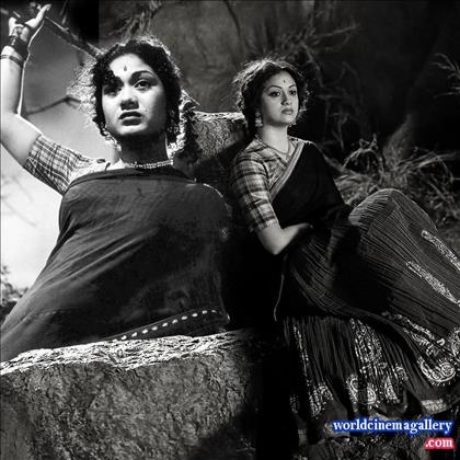 Keerthy Suresh Stills in Nadigaiyar Thilagam Movie