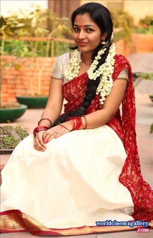 Rajisha Vijayan Kerala Saree Stills - World Cinema Gallery
