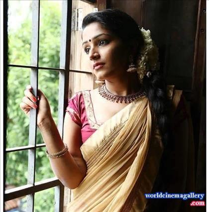 Rajisha Vijayan Kerala Saree Stills - World Cinema Gallery
