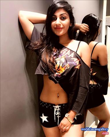 Yashika Aannand Stills At Dhuruvangal Pathinaaru movie