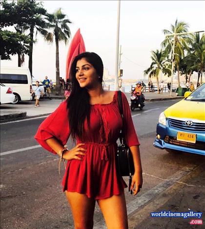 Yashika Aannand Stills At Iruttu Arayil Murattu Kuthu Movie