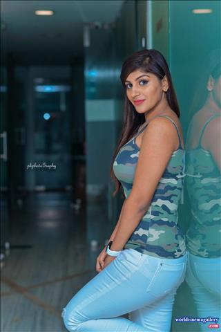 Yashika Aannand Stills At Iruttu Arayil Murattu Kuthu Movie