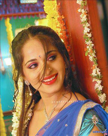 Anushka shetty Stills At Master Piece Vedam Movie