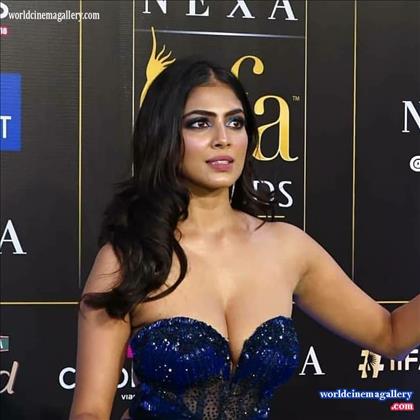 Malavika Mohanan Hot Cleavage And Stunning Legs in IIFA Awards 2019