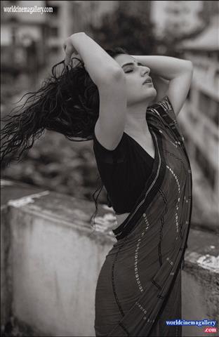 Fatima Sana Shaikh Hot Saree Stills