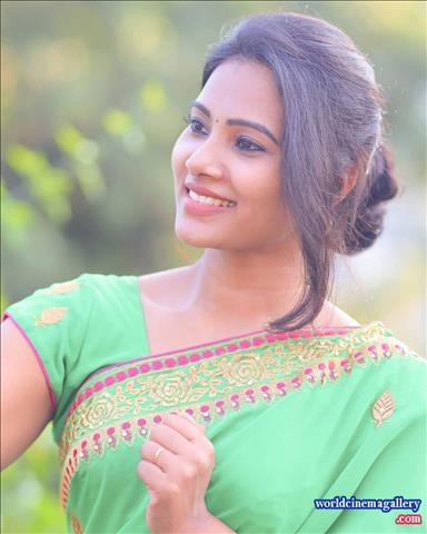 Dhivya Dhuraisamy Green Saree Stills