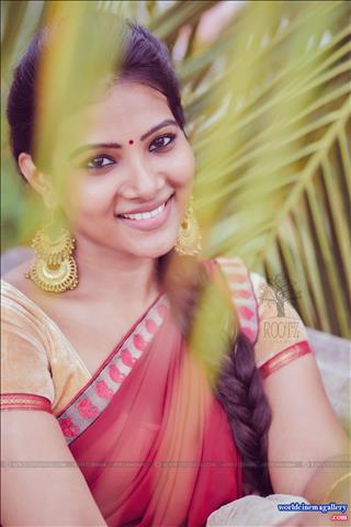 Dhivya Dhuraisamy Saree Stills