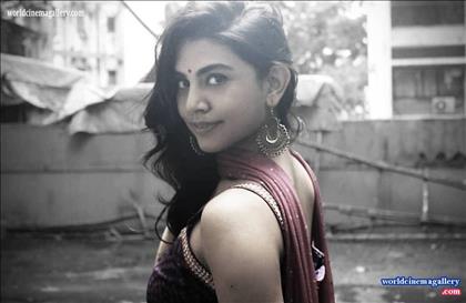 Meenal sahu hot in Irandam Kuthu 