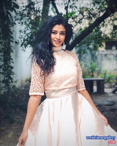 Roshni haripriyan bharathi kannamma Serial Actress