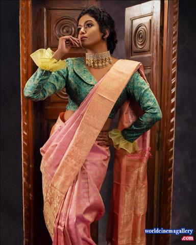 Roshni haripriyan bharathi kannamma Serial Actress