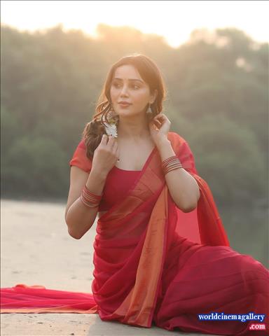 Anaira Gupta Red Hot Saree Stills