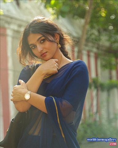 Kayadu Lohar blue saree stills