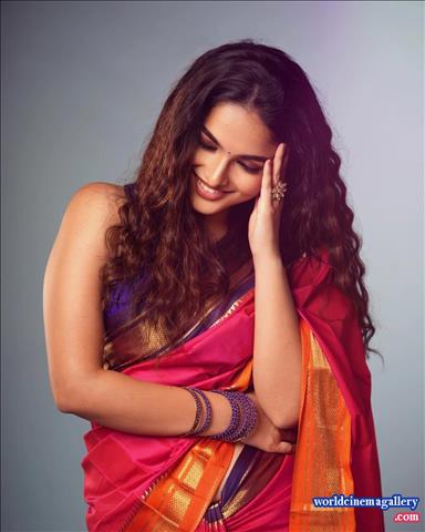 Kayadu Lohar Saree stills