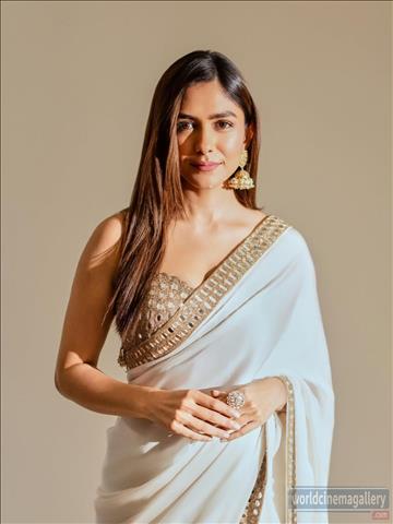 Mrunal Thakur Grace The Red Carpet For 75th Navbharat Times Utsav 2026 - World Cinema Gallery