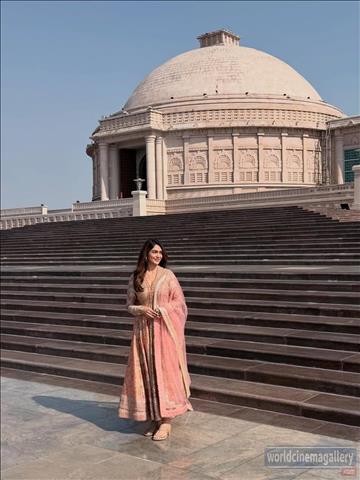 Mrunal Thakur Grace The Red Carpet For 75th Navbharat Times Utsav 2026 - World Cinema Gallery